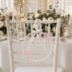 Stuhlschild Braut mit floralem Design – elegante Hochzeitsdeko aus dem 3D-Druck, KI-generiert