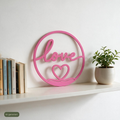 Deko-Ring love auf weißem Regal zwischen Büchern und Grünpflanze, KI-generiert