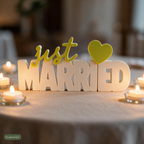 Deko-Schriftzug Just Married auf Hochzeitstafel umgeben von brennenden Teelichtern, KI-generiert