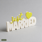 Deko-Schriftzug Just Married mit Herz-Detail vor grauem Hintergrund, KI-generiert