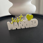 Deko-Schriftzug Just Married mit Herz auf Beistelltisch