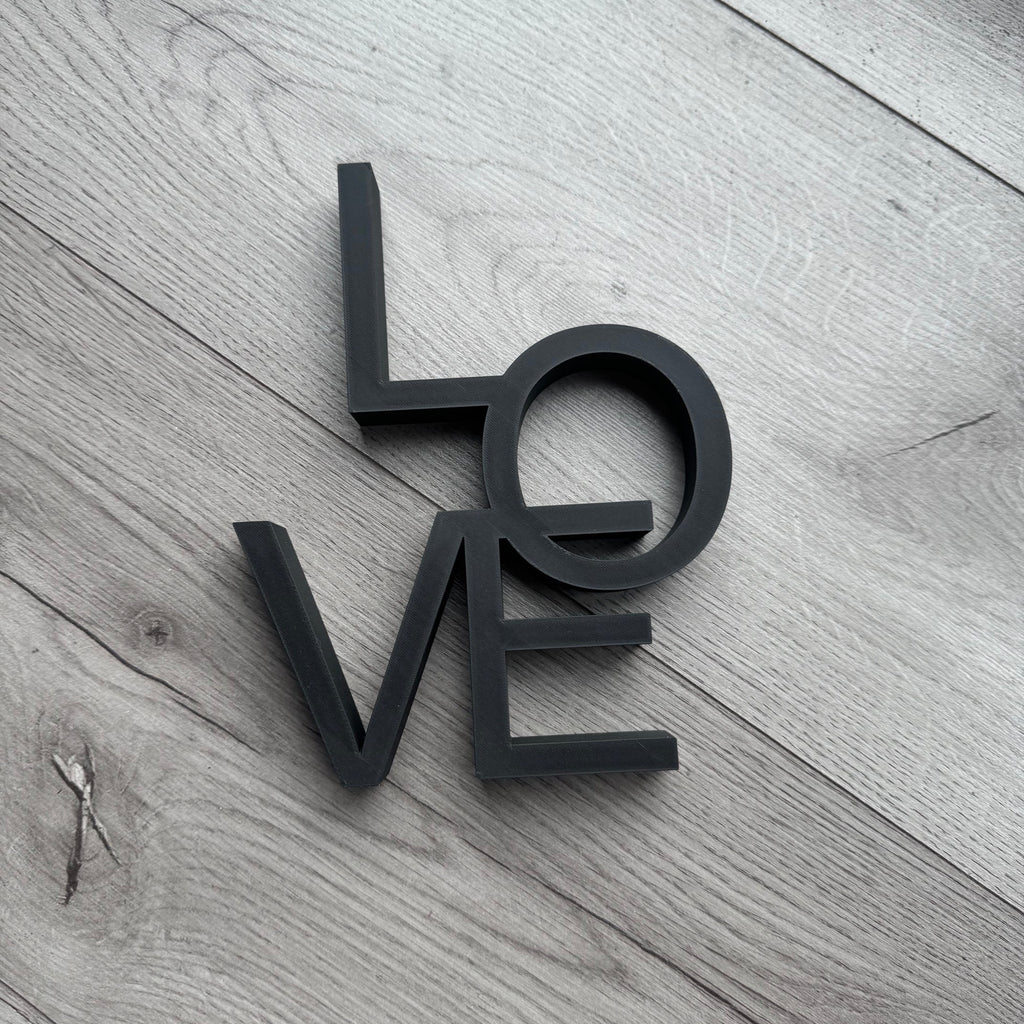 Deko-Schriftzug LOVE Nahaufnahme – ikonisches 2x2 Raster-Layout in Schwarz