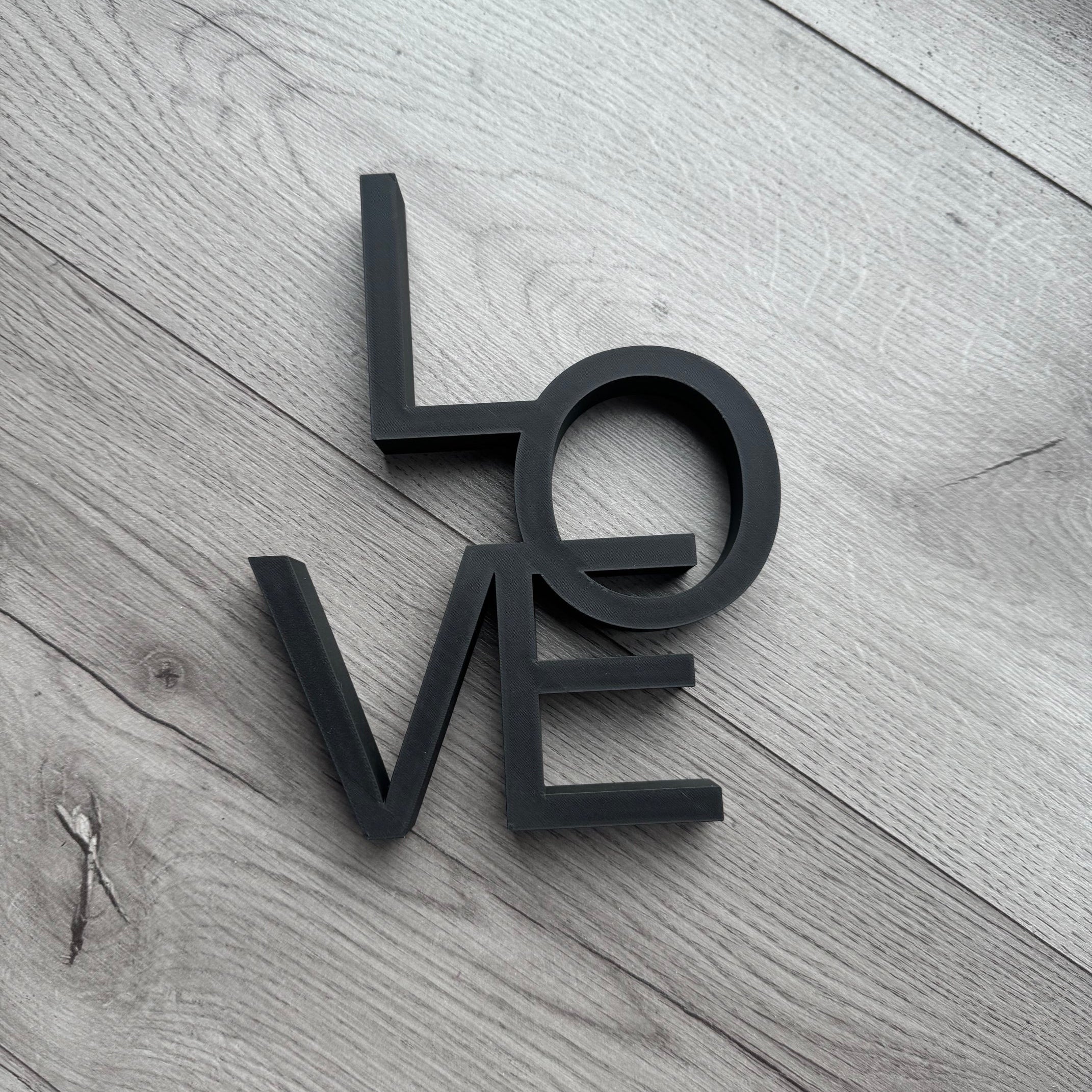 Deko-Schriftzug LOVE Nahaufnahme – ikonisches 2x2 Raster-Layout in Schwarz