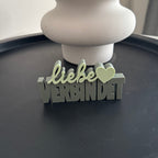 Deko-Schriftzug Liebe verbindet mit Herz auf Beistelltisch