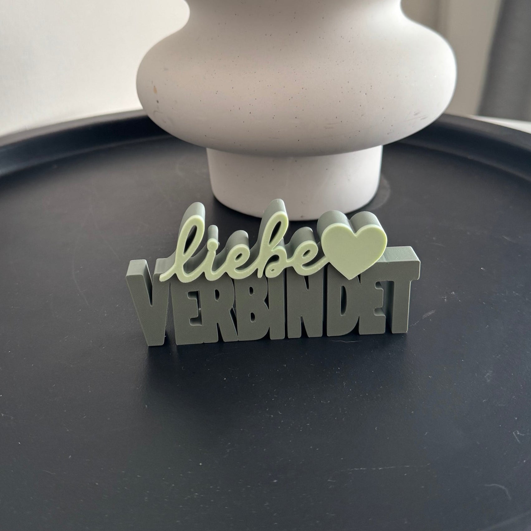 Deko-Schriftzug Liebe verbindet mit Herz auf Beistelltisch