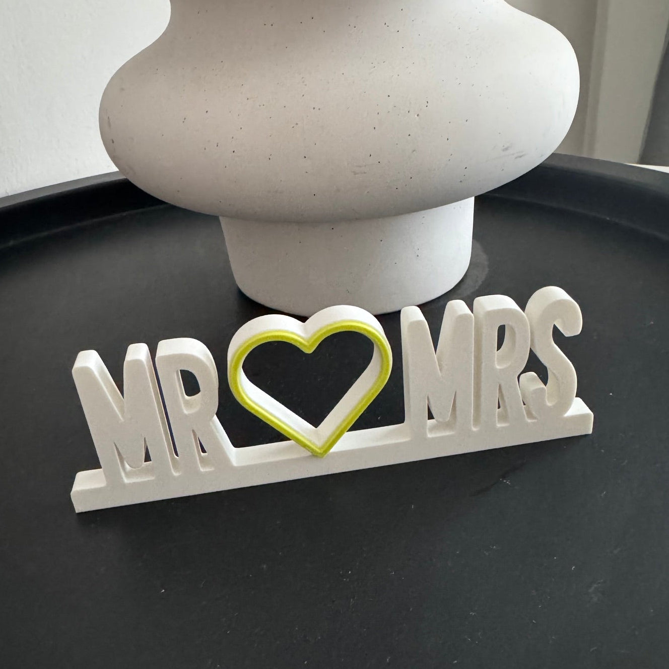 Deko-Schriftzug Mr & Mrs mit Herz auf Beistelltisch
