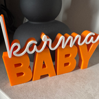 Deko-Schriftzug karma BABY auf Sideboard – freches Statement für moderne Wohnzimmer Deko