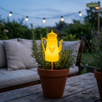 Deko Teekanne im Blumentopf auf einem Tisch, KI-generiert