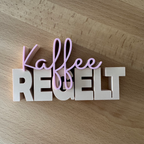 Deko-Schriftzug Kaffee REGELT auf Küchenregal – freche Küchendeko für Kaffeeliebhaber