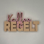 Deko-Schriftzug Kaffee REGELT auf Küchenregal – freche Küchendeko für Kaffeeliebhaber