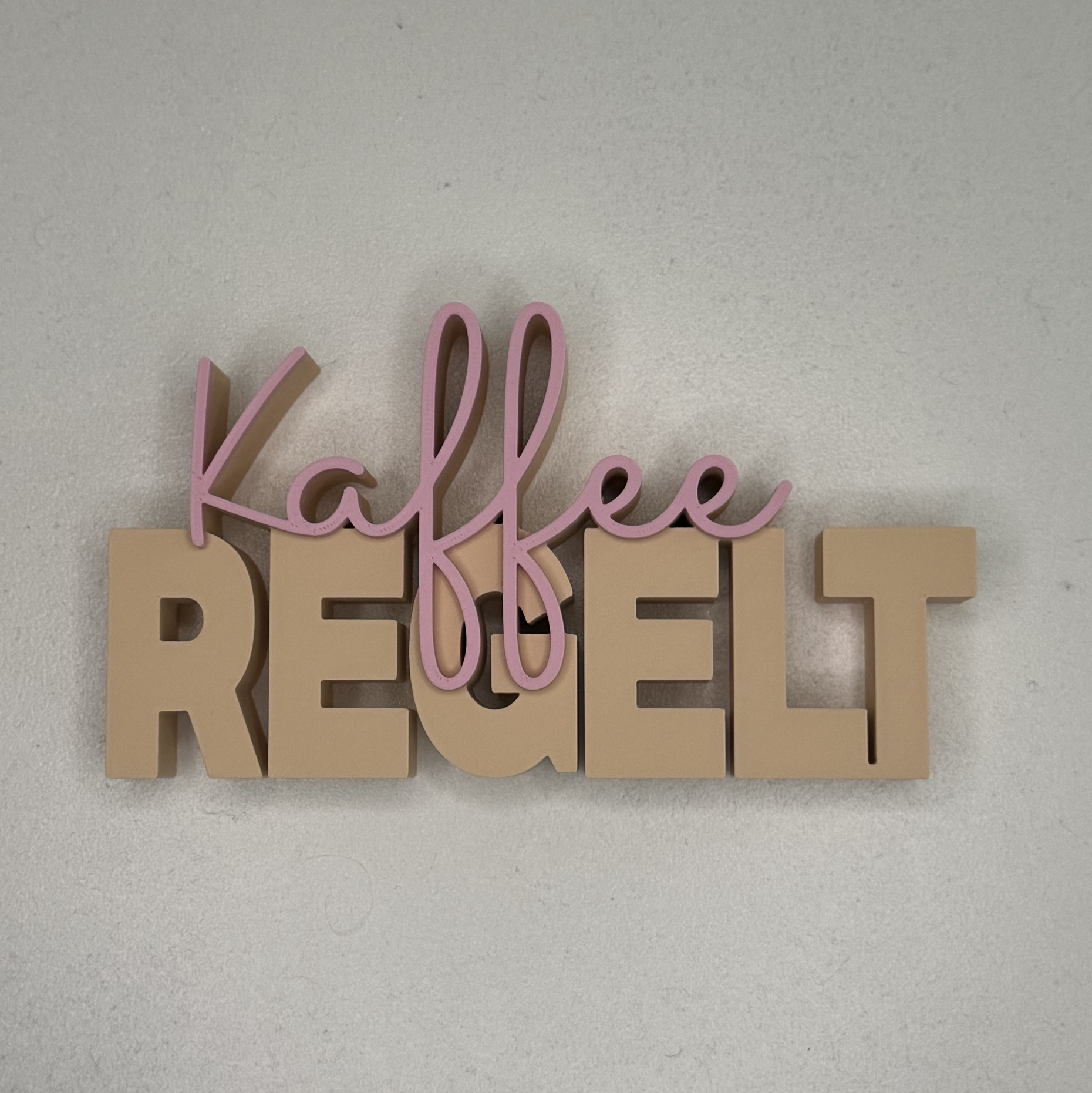 Deko-Schriftzug Kaffee REGELT auf Küchenregal – freche Küchendeko für Kaffeeliebhaber