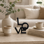 Moderner LOVE Schriftzug aus dem 3D-Druck - minimalistische Standdeko mit Charakter, KI-generiert
