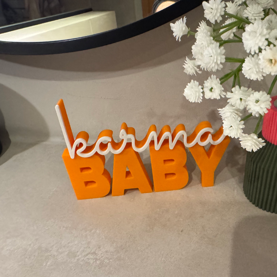 Moderner Schriftzug karma BABY aus dem 3D-Druck – zweifarbige Standdeko mit Charakter