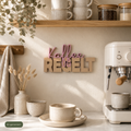 Deko-Schriftzug Kaffee REGELT auf Küchenregal – freche Küchendeko für Kaffeeliebhaber