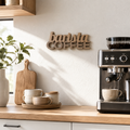 Deko-Schriftzug barista COFFEE auf Küchenregal – moderne Küchendeko für Kaffeeliebhaber